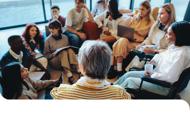 Eine Seminarleitung begleitet eine Gruppe bei der Weiterbildung und f&ouml;rdert den fachlichen Austausch.