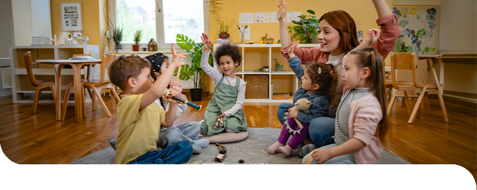 Eine Erzieherin gestaltet mit Kindern einen interaktiven Morgenkreis und f&ouml;rdert spielerisch Sprache, Kreativit&auml;t und Gemeinschaft.