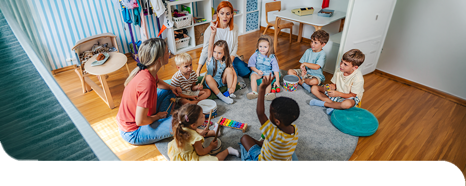 Zwei Betreuungskr&auml;fte gestalten mit einer Kindergruppe einen abwechslungsreichen Morgenkreis mit Musik und Bewegung.
