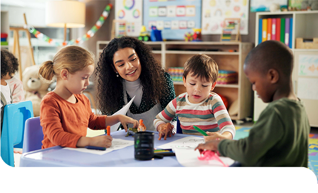 Eine Fachkraft unterst&uuml;tzt Kinder beim gemeinsamen Malen und erweitert ihre p&auml;dagogischen Kompetenzen in der Praxis.
