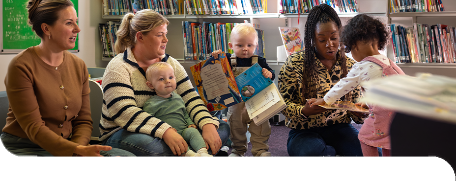 P&auml;dagogische Fachkr&auml;fte begleiten Kinder und Familien in einer Bildungseinrichtung mit gemeinsamer Lesef&ouml;rderung und Betreuung.
