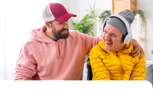 Ein Betreuer schenkt einem jungen Menschen mit F&ouml;rderbedarf Aufmerksamkeit und st&auml;rkt durch N&auml;he und Vertrauen das Miteinander.