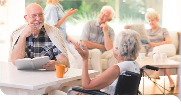 Eine Betreuungskraft gestaltet den Austausch mit Seniorinnen und Senioren und f&ouml;rdert soziale Teilhabe im Alltag.