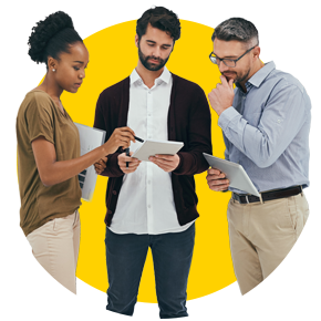 Drei Mitarbeitende aus dem Personalmanagement besprechen Bewerbungsunterlagen und stimmen gemeinsam Personalprozesse sowie Recruiting-Ma&szlig;nahmen ab.